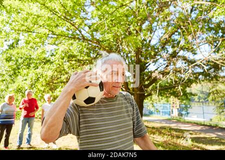 Älterer Mann nach einem Fußballspiel mit Freunden im Sommer Im Park Stockfoto