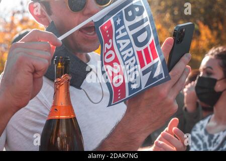 New Yorker feiern den Wahlsieg von Joe Biden und Kamala Harris. Jubel brach über New York aus, als Menschen aus allen Gesellschaftsschichten jubelten, tanzten, Champagner ausbrachen und in der Stadt bis in die Nacht hupten. New York, USA. Stockfoto