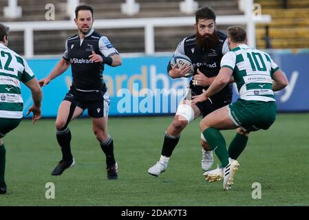 Newcastle, Großbritannien. November 2020. NEWCASTLE UPON TYNE, ENGLAND. 13. NOVEMBER Gary Graham von Newcastle Falcons nimmt Craig Willis während der Pre Season Freundschaftsspiel zwischen Newcastle Falcons und Ealing Trailfinders im Kingston Park, Newcastle am Freitag, 13. November 2020. (Kredit: Chris Lishman, MI News) Kredit: MI Nachrichten & Sport /Alamy Live Nachrichten Stockfoto