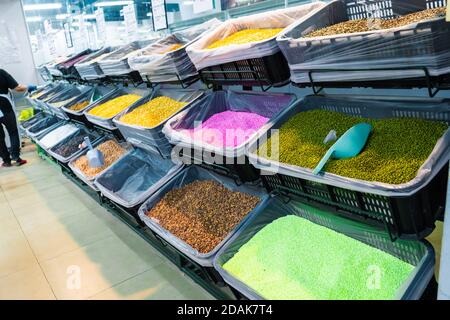 Lebensmittelkisten in den Regalen des Lebensmittelladens schließen sich. Stockfoto