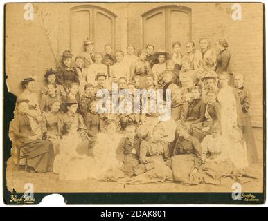 Antike c1890 Fotografie, eine große Gruppe von jungen Frauen, vielleicht Studenten, von Pach Brothers. Das Fotostudio Pach Brothers ist eine der ältesten Fotofirmen in New York City, die 1867 ihren Betrieb aufgenommen hat. QUELLE: ORIGINALFOTO Stockfoto