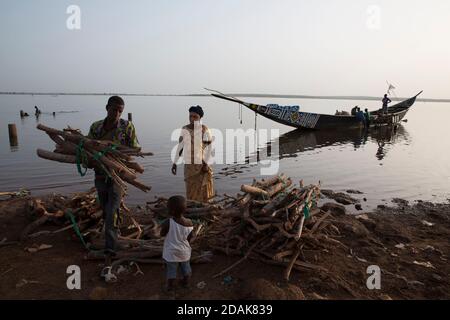 Carriere Fischmarkt, Selingue, Mali, 27. April 2015; eine Frau, die am See Brennholz kauft. Stockfoto