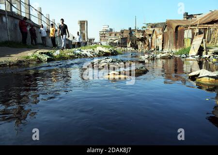 DHAKA, BANGLADESH– November 2020: Da es kein geeignetes Kanalisationssystem für die Entsorgung von giftigen Abfällen aus den Färbefabriken in Shampur in Dhaka gibt, ist die Ro Stockfoto