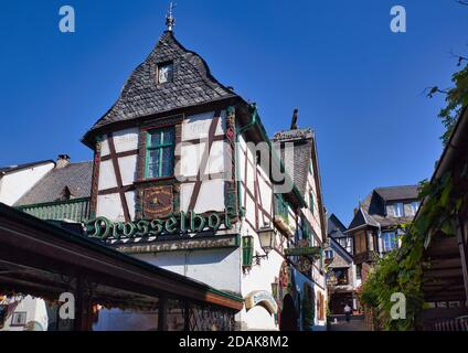 Eine ziemlich enge Straße mit einem großen Gebäude mit dem Wort Drosselbot außen in Rüdesheim, am Rhein, Darmstadt, Heese, Deutschland Stockfoto