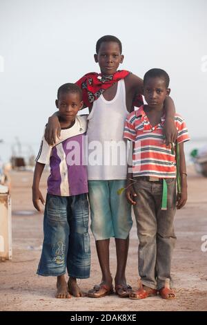 Carriere Fischmarkt, Selingue, Mali, 27. April 2015; Kinder eines Fischhändlers. Stockfoto