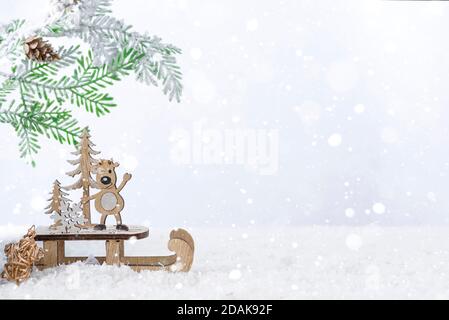 Weihnachtshirsch aus Holz mit Tannenbaum auf Schnee. Weihnachten oder Neujahr Konzept Stockfoto