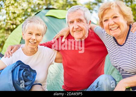 Glückliche Senioren als Freunde auf Camping Urlaub in der Natur in Sommer Stockfoto