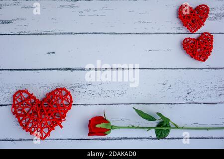 Rote Herzen und Blumen auf einem weißen Holzboden mit Platz, Ideen Liebe oder den Tag der Liebe Valentinstag Stockfoto