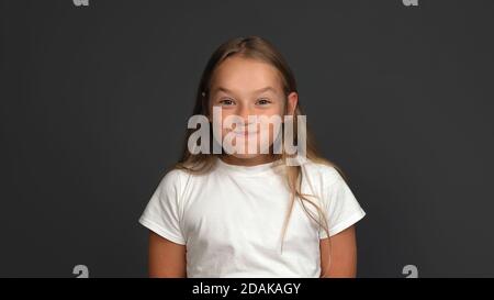 Lustige teen Mädchen puffed Wangen lachen. Emotionen Konzept. Nahaufnahme. Isoliert auf grauem Hintergrund. Speicherplatz kopieren Stockfoto