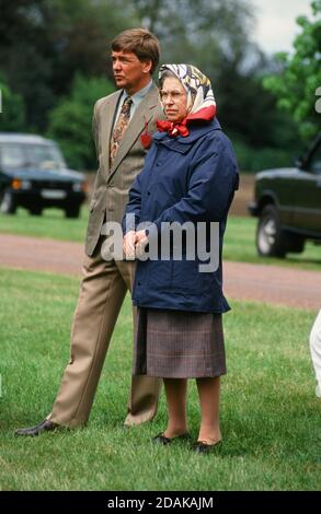 Königin Elizabeth II. Beobachtete das Duke of Edinburgh Carriage Racing , Windsor Horse Show, Windsor, Berlin. GROSSBRITANNIEN 15.05.1993 Stockfoto