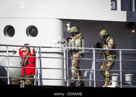 Holländische Spezialeinheiten, die während einer Demonstration gegen Piraterie in ein Schiff eindringen. Rotterdam, 3. September 2016 Stockfoto