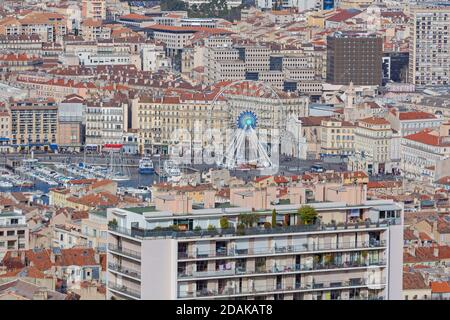 Marseille, Frankreich - 31. Januar 2016: Luftaufnahme des Riesenrads im Hafen von Marseille, Frankreich. Stockfoto