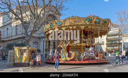 Avignon, Frankreich - 30. Januar 2016: Retro Carousel Merry Go Round at Street in Avignon, Frankreich. Stockfoto