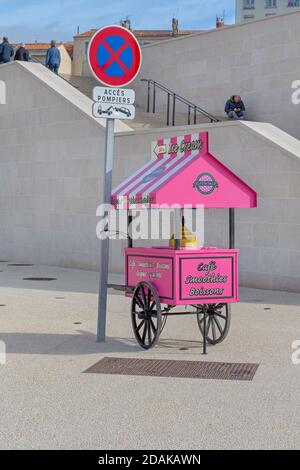 Marseille, Frankreich - 31. Januar 2016: Kleiner Eiswagen in der Straße in Marseille, Frankreich. Stockfoto