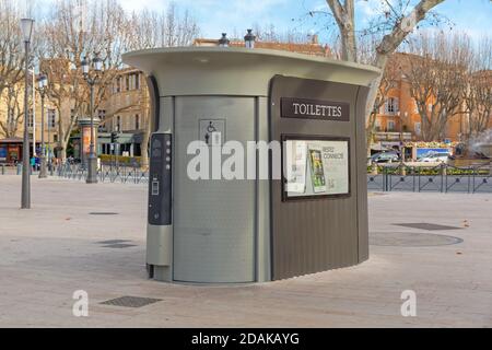 Aix, Frankreich - 30. Januar 2016: Automatisierte öffentliche Toilettenkabine an der Straße in Aix en Provence, Frankreich. Stockfoto