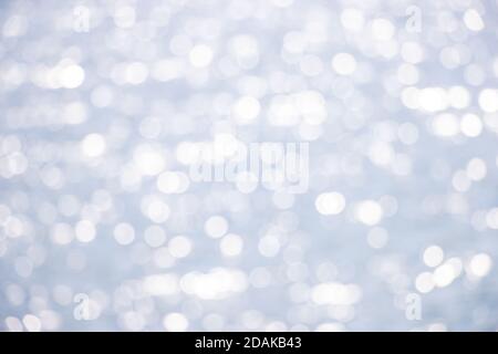 Schöne Zusammenfassung Hintergrund bokeh sun Lichtreflexionen auf Blue River Oberflächenwasser Stockfoto