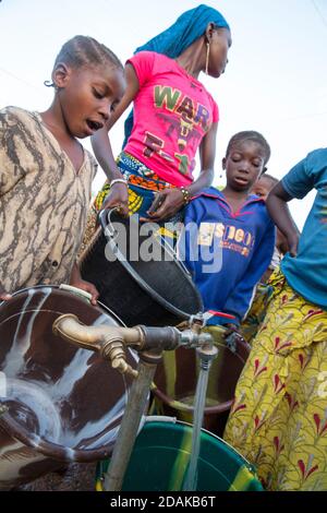 Selingue, Mali, 27. April 2015; Wasserstelle in Carriere. Das Wasser kostet 5 CFA pro Eimer. Stockfoto