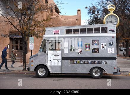 Axle Contemporary, eine mobile Kunstgalerie auf Rädern mit einer Ausstellung feministischer Kunst kuratierter Kunstschriftstellerin Lucy Lippard, in Santa Fe, New Mexico. Stockfoto