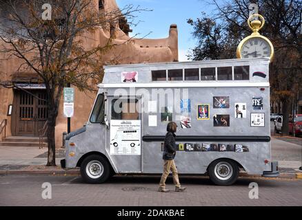 Axle Contemporary, eine mobile Kunstgalerie auf Rädern mit einer Ausstellung feministischer Kunst kuratierter Kunstschriftstellerin Lucy Lippard, in Santa Fe, New Mexico. Stockfoto