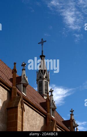 Ein Metallkreuz auf der berühmten Loretto-Kapelle aus dem 19. Jahrhundert in Santa Fe, New Mexico. Stockfoto