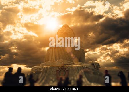 Landschaftlich reizvolle Sonnenuntergangslandschaft in einem großen buddha-Berg. Weiße phuket Big Buddha Statue Stockfoto