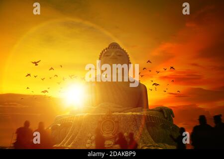 Landschaftlich reizvolle Sonnenuntergangslandschaft in einem großen buddha-Berg. Weiße phuket Big Buddha Statue Stockfoto