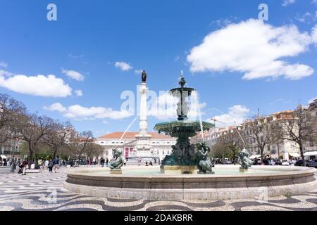 Lissabon, Portugal - 13. Mai 2018: Der Praça Dom Pedro IV Platz oder Rossio Platz im Stadtzentrum von Lissabon mit Brunnen und Denkmal von Pedro IV, k Stockfoto