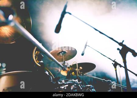 Abstraktes Bild von Trommel auf der Bühne und Rauch von Scheinwerfern beleuchtet.Live-Musik und nigth Konzert Hintergrund Stockfoto