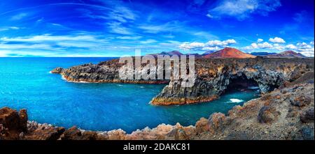 Malerische Landschaft Los Hervideros Lavahöhlen auf Lanzarote Insel, Wahrzeichen der Kanarischen Inseln.Strände, Klippen und Inseln von Spanien Stockfoto