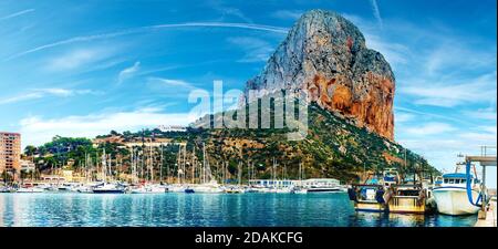 Rock of Penon bei Ifach. Mediterrane Küstenlandschaft in der Stadt Calpe. Küstenstadt in der Valencianischen Gemeinschaft, Alicante, Spanien. Stockfoto