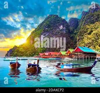 Seascape und paradiesischer idyllischer Strand. Landschaft Thailand Meer und Insel .Abenteuer und exotische Reise-Konzept. Malerische Landschaft von Phuket Stockfoto