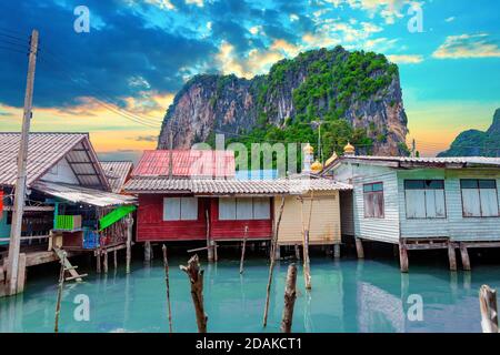 Seascape und paradiesischer idyllischer Strand. Landschaft Thailand Meer und Insel .Abenteuer und exotische Reise-Konzept. Malerische Landschaft von Phuket Stockfoto