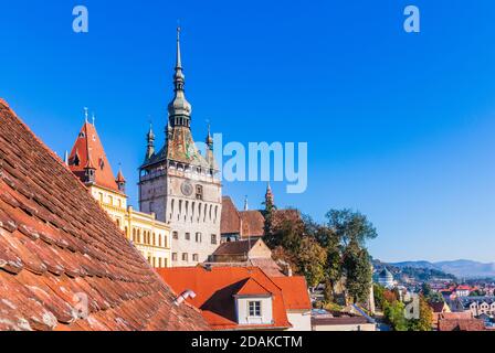 Sighisoara, Siebenbürgen, Rumänien. Sighisoara berühmte mittelalterliche Festungsstadt und der Uhrenturm. Stockfoto