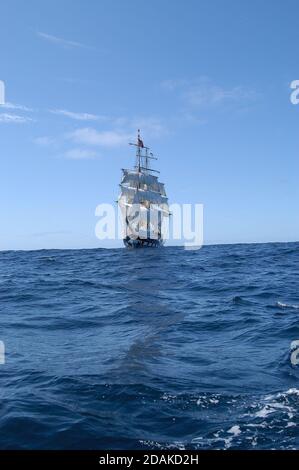 Der Prinz William, ein viereckiges Brig, und als Trainingsschiff von der TSYT verwendet, segelt über den Atlantik von den Azoren nach Dingle in Irland Stockfoto