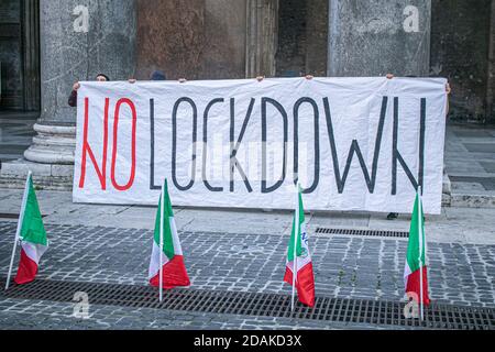 ROM ITALIEN 13 November 2020. Eine Demonstration vor dem Pantheon in Rom, organisiert von Ristoratori Toscana zusammen mit TNI-Tutela Nazionale Imprese, die von Restaurantbesitzern, NCC, Hoteliers, Straßenverkäufern besucht wurde, nach einem marsch, der von Florenz aus begann. Die Demonstranten fordern die italienische Regierung auf, Maßnahmen zu ergreifen, um die wirtschaftliche Not zu überwinden, die durch die Sperre in Italien verursacht wurde. Kredit: amer ghazzal/Alamy Live Nachrichten Stockfoto