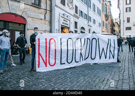 ROM ITALIEN 13 November 2020. Eine Demonstration vor dem Pantheon in Rom, organisiert von Ristoratori Toscana zusammen mit TNI-Tutela Nazionale Imprese, die von Restaurantbesitzern, NCC, Hoteliers, Straßenverkäufern besucht wurde, nach einem marsch, der von Florenz aus begann. Die Demonstranten fordern die italienische Regierung auf, Maßnahmen zu ergreifen, um die wirtschaftliche Not zu überwinden, die durch die Sperre in Italien verursacht wurde. Kredit: amer ghazzal/Alamy Live Nachrichten Stockfoto