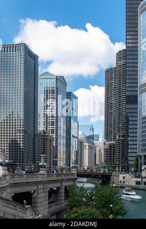 Chicago River und Brücken mit Gebäude Skyline Stockfoto