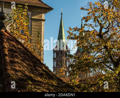 Die Türme des Bamberger Doms St. Peter und St. Georg hinter einem Kastanienbaum und anderen Gebäuden. Bamberger Dom, Deutschland (Bamberger Dom St. Peter und St. Georg) Stockfoto
