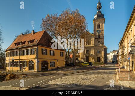 Die Kirche St. Jakob in Bamberg stammt aus dem Hochmittelalter. Links die Keramik Bamberg, Deutschland Stockfoto