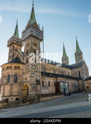 Die Türme des Bamberger Doms St. Peter und St. Georg sind mit Gerüsten überzogen. Bamberger Dom, Deutschland (Bamberger Dom St. Peter und St. Georg) Stockfoto