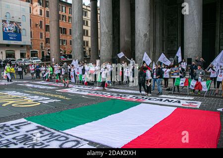 ROM ITALIEN 13 November 2020. Eine Demonstration vor dem Pantheon in Rom, organisiert von Ristoratori Toscana zusammen mit TNI-Tutela Nazionale Imprese, die von Restaurantbesitzern, NCC, Hoteliers, Straßenverkäufern besucht wurde, nach einem marsch, der von Florenz aus begann. Die Demonstranten fordern die italienische Regierung auf, Maßnahmen zu ergreifen, um die wirtschaftliche Not zu überwinden, die durch die Sperre in Italien verursacht wurde. Kredit: amer ghazzal/Alamy Live Nachrichten Stockfoto