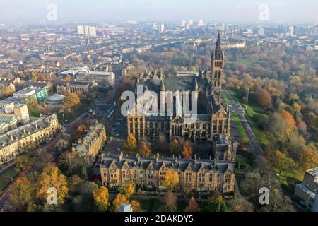 Luftdrohnenaufnahme der University of Glasgow Stockfoto