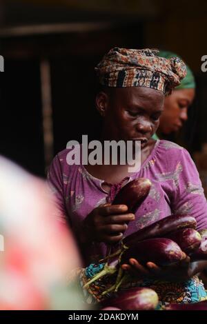 Ein Porträt einer Frau, die Auberginen verkauft. Sierra Leone. Stockfoto