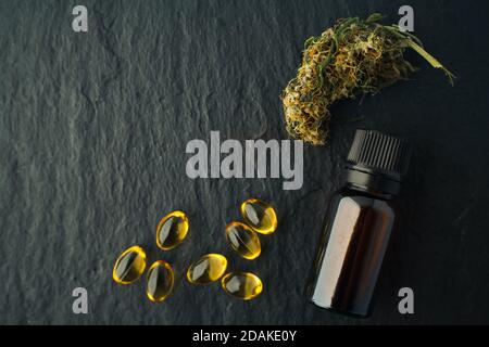 Cannabis Knospe und Öl cbd auf einem dunklen, flachen Lay Fotoprodukt Hanf. Stockfoto