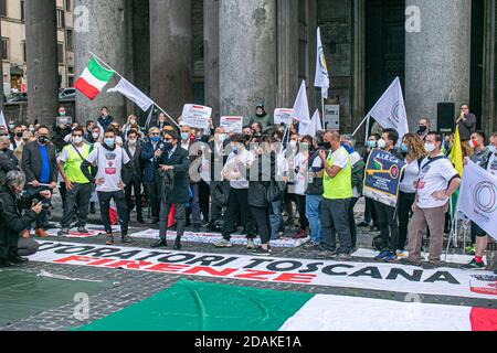 ROM ITALIEN 13 November 2020. Eine Demonstration vor dem Pantheon in Rom, organisiert von Ristoratori Toscana zusammen mit TNI-Tutela Nazionale Imprese, die von Restaurantbesitzern, NCC, Hoteliers, Straßenverkäufern besucht wurde, nach einem marsch, der von Florenz aus begann. Die Demonstranten fordern die italienische Regierung auf, Maßnahmen zu ergreifen, um die wirtschaftliche Not zu überwinden, die durch die Sperre in Italien verursacht wurde. Kredit: amer ghazzal/Alamy Live Nachrichten Stockfoto