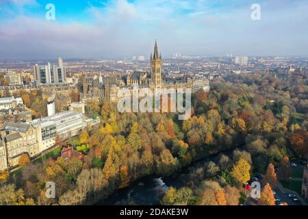 Luftdrohnenaufnahme der University of Glasgow Stockfoto