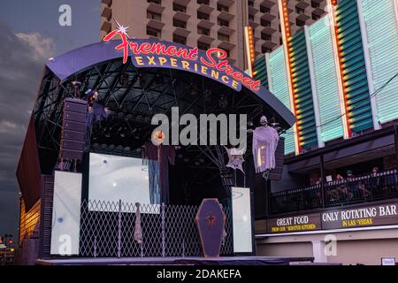 Las Vegas, 2. NOV 2020 - Nachtansicht der Fremont Street Experience Gegend Stockfoto