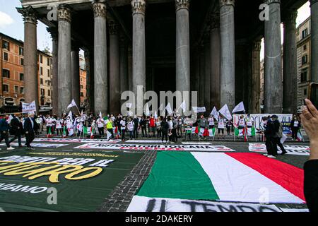 ROM ITALIEN 13 November 2020. Eine Demonstration vor dem Pantheon in Rom, organisiert von Ristoratori Toscana zusammen mit TNI-Tutela Nazionale Imprese, die von Restaurantbesitzern, NCC, Hoteliers, Straßenverkäufern besucht wurde, nach einem marsch, der von Florenz aus begann. Die Demonstranten fordern die italienische Regierung auf, Maßnahmen zu ergreifen, um die wirtschaftliche Not zu überwinden, die durch die Sperre in Italien verursacht wurde. Kredit: amer ghazzal/Alamy Live Nachrichten Stockfoto