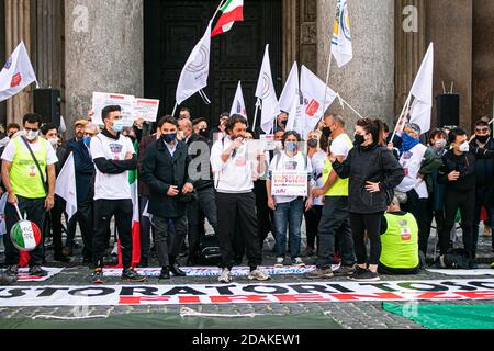 ROM ITALIEN 13 November 2020. Eine Demonstration vor dem Pantheon in Rom, organisiert von Ristoratori Toscana zusammen mit TNI-Tutela Nazionale Imprese, die von Restaurantbesitzern, NCC, Hoteliers, Straßenverkäufern besucht wurde, nach einem marsch, der von Florenz aus begann. Die Demonstranten fordern die italienische Regierung auf, Maßnahmen zu ergreifen, um die wirtschaftliche Not zu überwinden, die durch die Sperre in Italien verursacht wurde. Kredit: amer ghazzal/Alamy Live Nachrichten Stockfoto