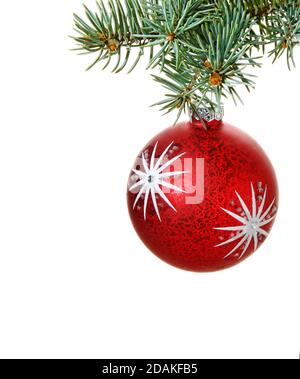 Weihnachtsdekoration isoliert auf dem weißen Hintergrund. Weihnachtskugel auf Fichtenzweig. Stockfoto